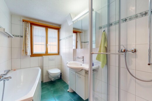 bad mit fliesenwand, tile wall, komplettes badezimmer, schminktisch, und inside property