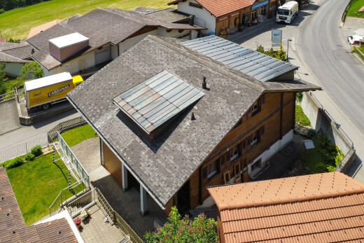 außenansicht mit solaranlage und property visible