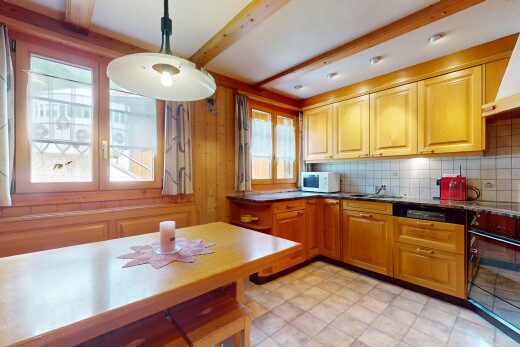 küche mit mikrowelle, natural light, natürliches licht, hochgezogene schränke, und inside property