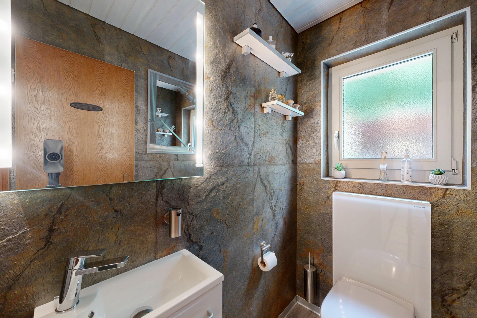 salle de bains avec toilette, natural light, lumière naturelle, miroir, et tile wall
