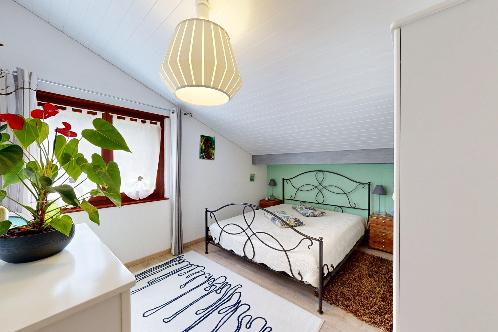 chambre avec natural light, lumière naturelle, vaulted ceiling, plafond voûté, et low ceiling