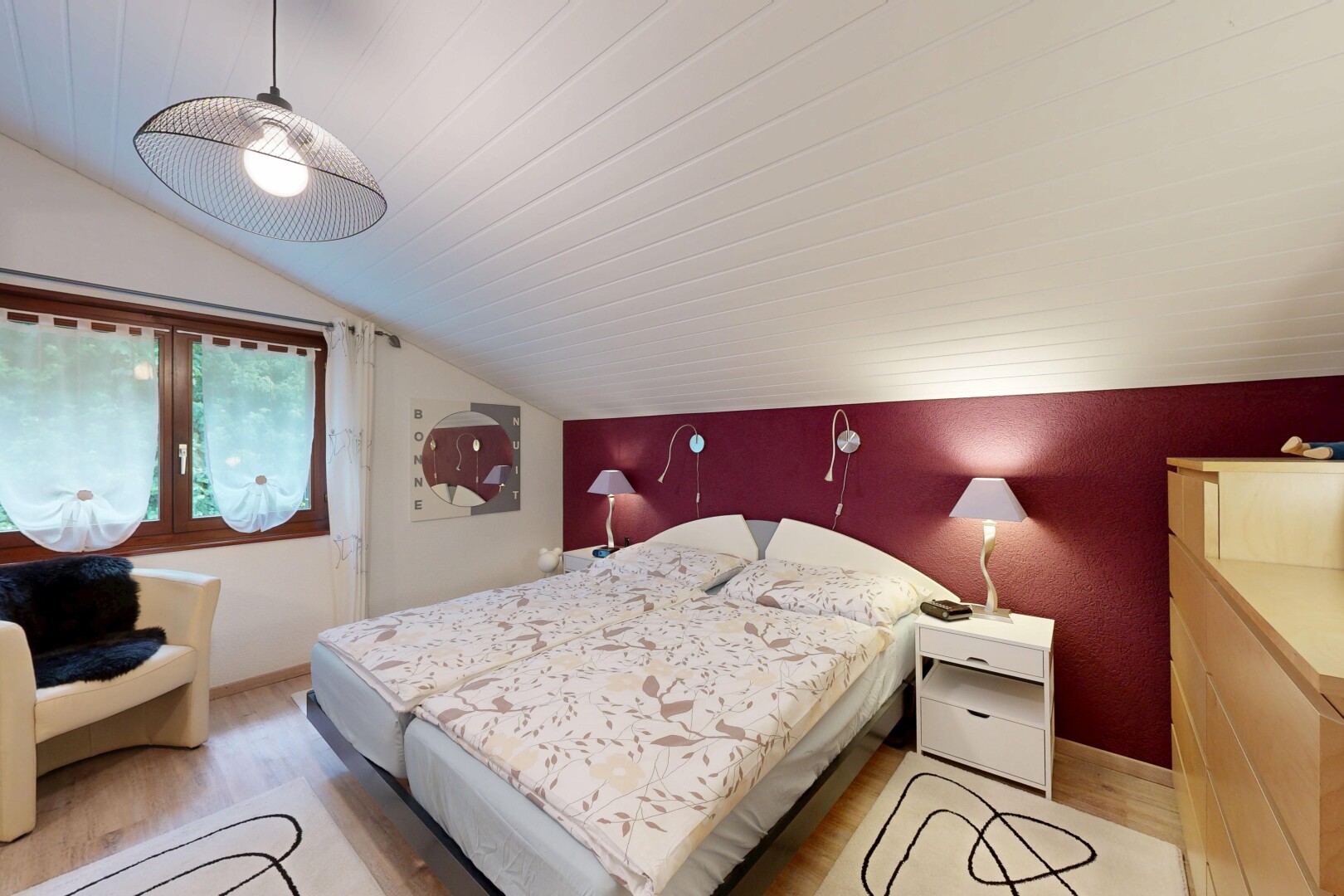 chambre avec pièce supplémentaire, natural light, lumière naturelle, wood finish floor, et sol en finition bois