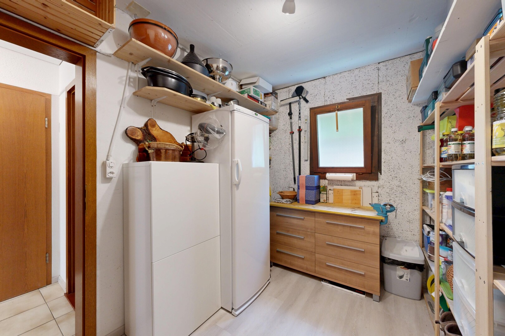 chambre avec light floor, inside property, réfrigérateur, lumière naturelle, et natural light