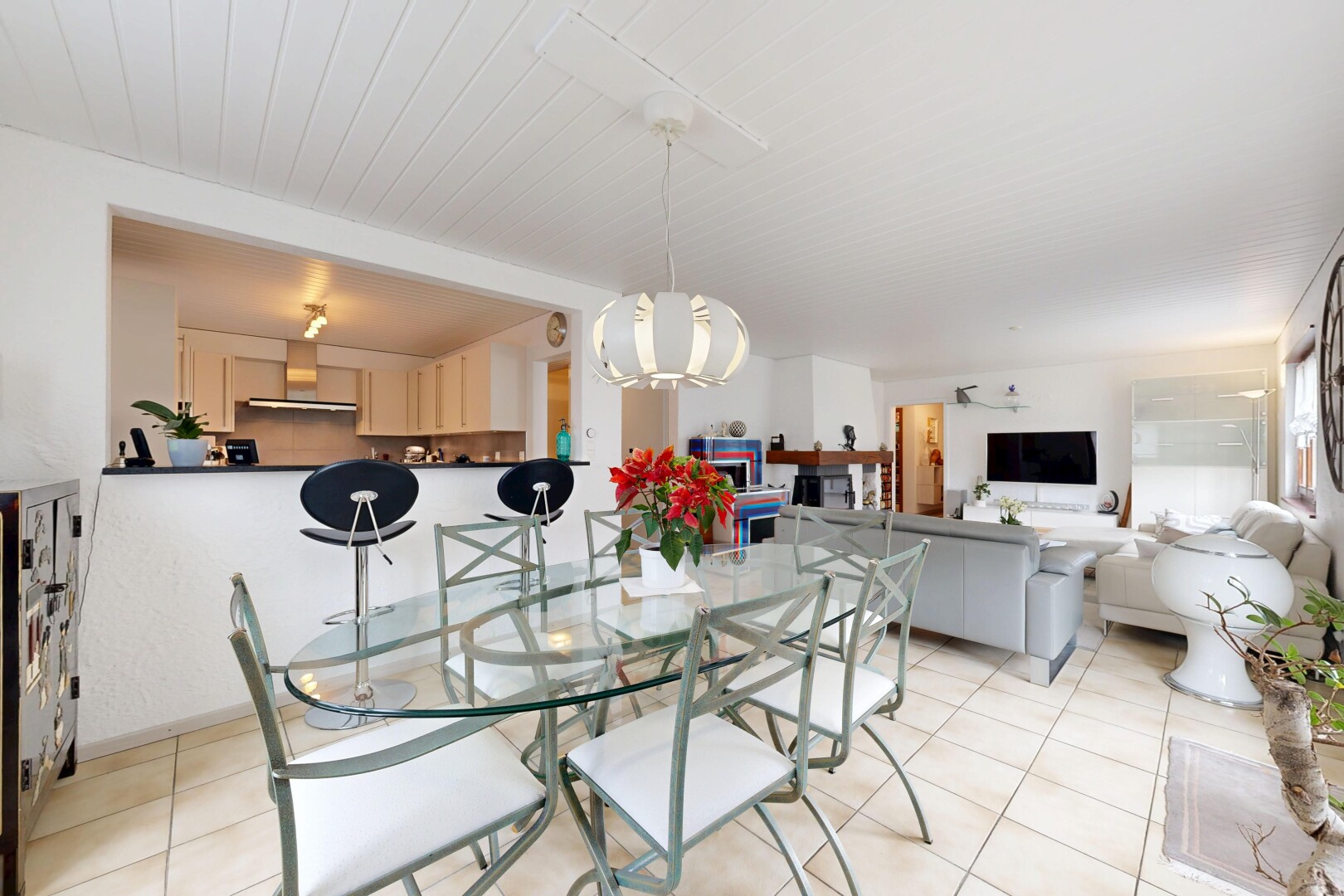 salon / salle à manger avec inside property, light floor, full kitchen, télévision, et sol en carrelage