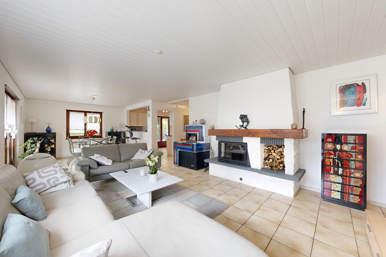 salon avec natural light, lumière naturelle, inside property, cheminée, et drywall