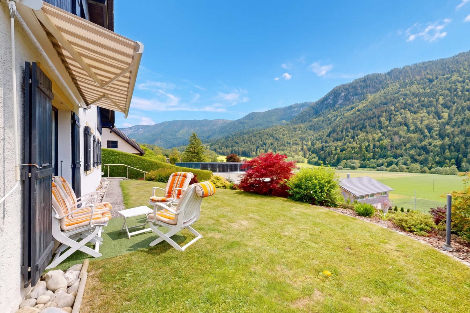 vue sur la montagne avec from property, vue sur la montagne, mountain view, et day time