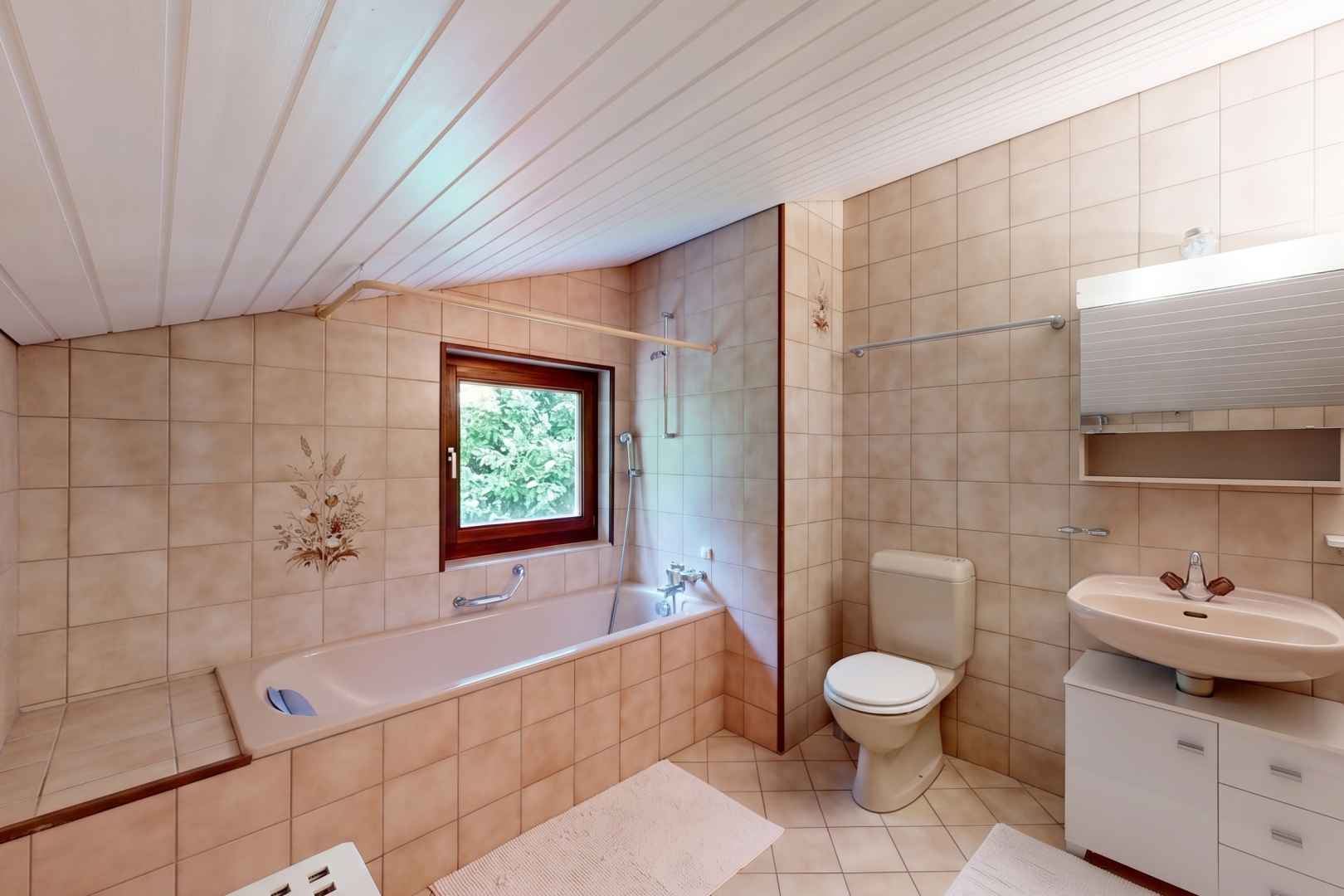 salle de bains avec mur en carrelage, tile wall, salle de bain complète, miroir, et tile floor