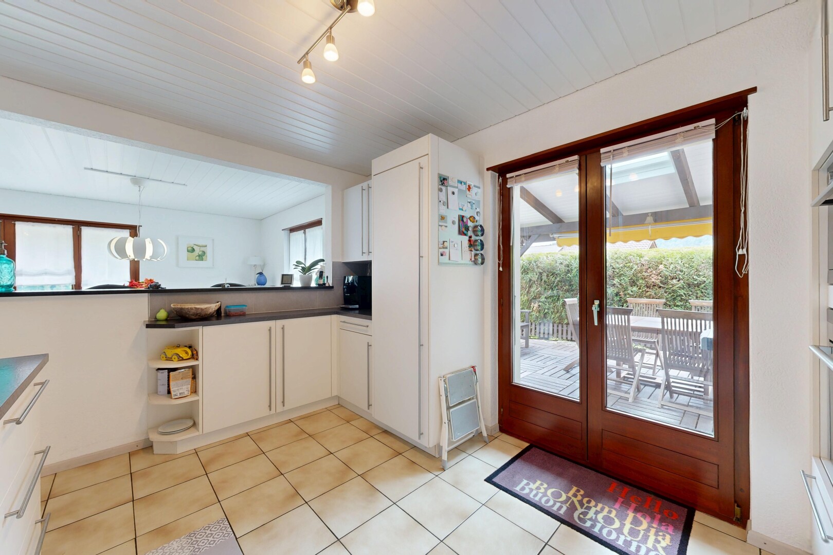 cuisine avec dark countertops, plans de travail, light floor, white cabinets, et armoires blanches
