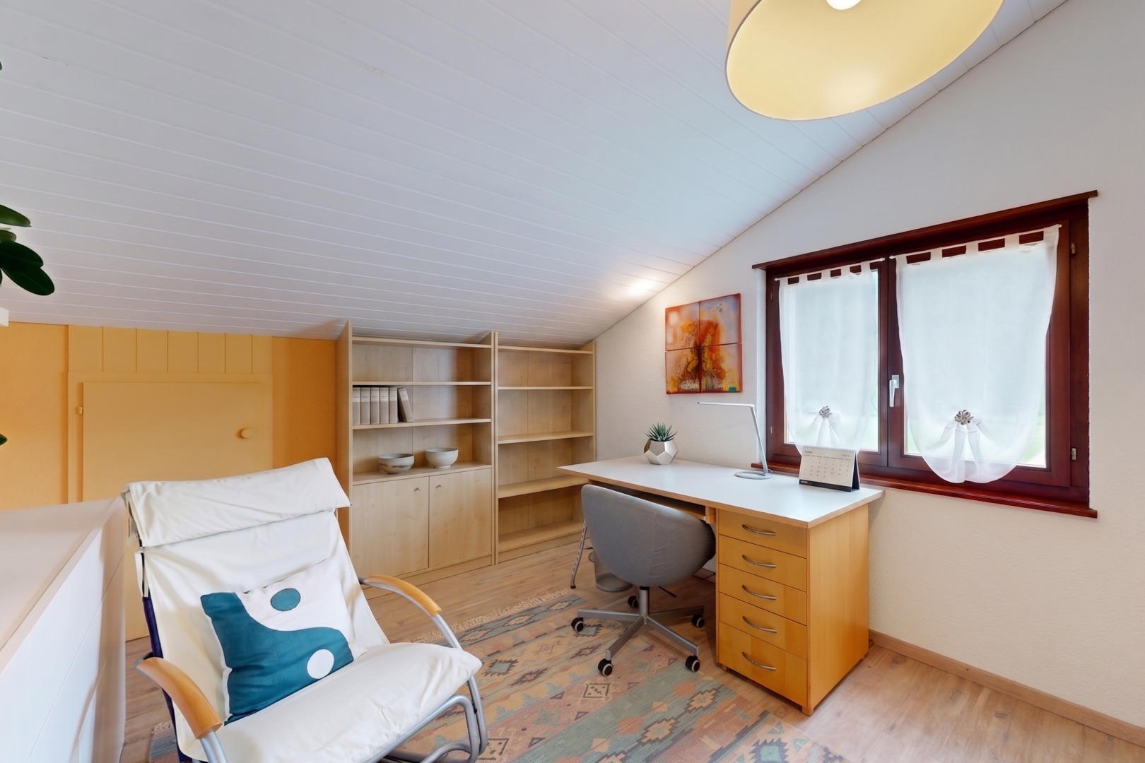 bureau avec lumière naturelle, natural light, plafond voûté, vaulted ceiling, et sol en finition bois