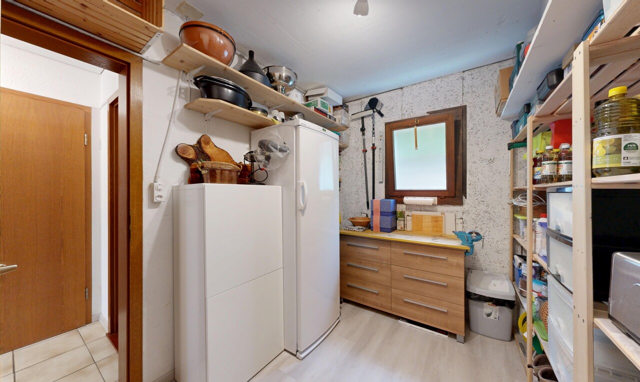 chambre avec light floor, inside property, réfrigérateur, lumière naturelle, et natural light
