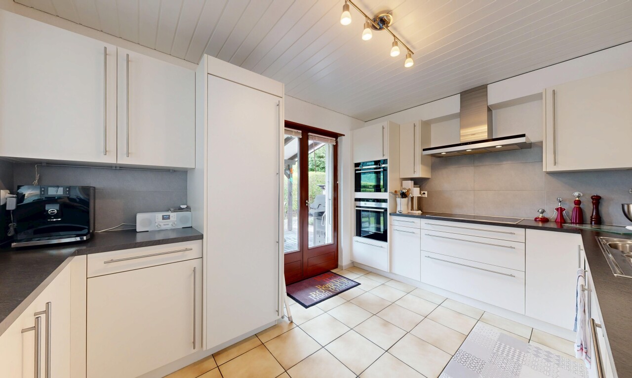 cuisine avec plans de travail, dark countertops, hotte, light floor, et inside property