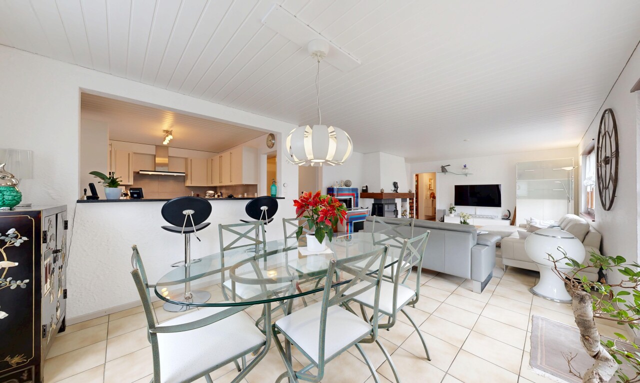 salon / salle à manger avec inside property, light floor, full kitchen, télévision, et sol en carrelage