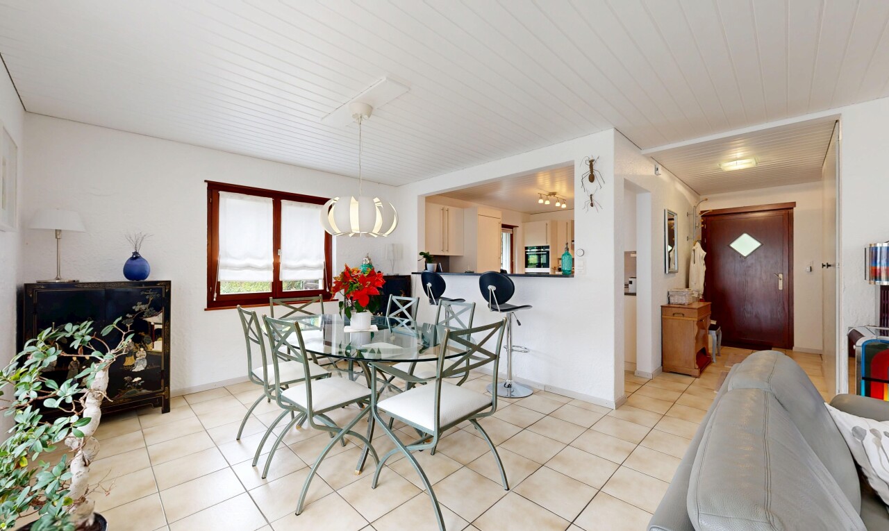 salon / salle à manger avec inside property, lumière naturelle, natural light, plafond en bois, et wood ceiling