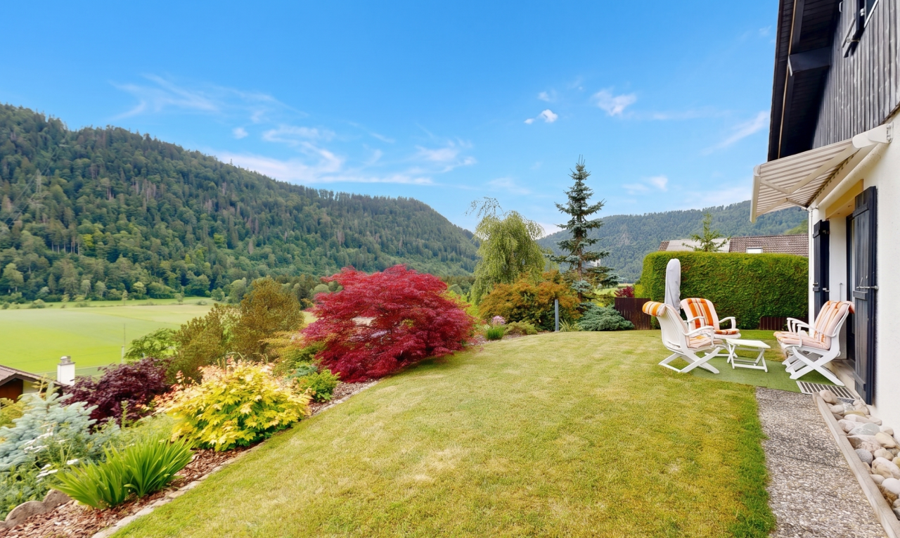jardin avec from property, pelouse, vue sur la montagne, mountain view, et day time