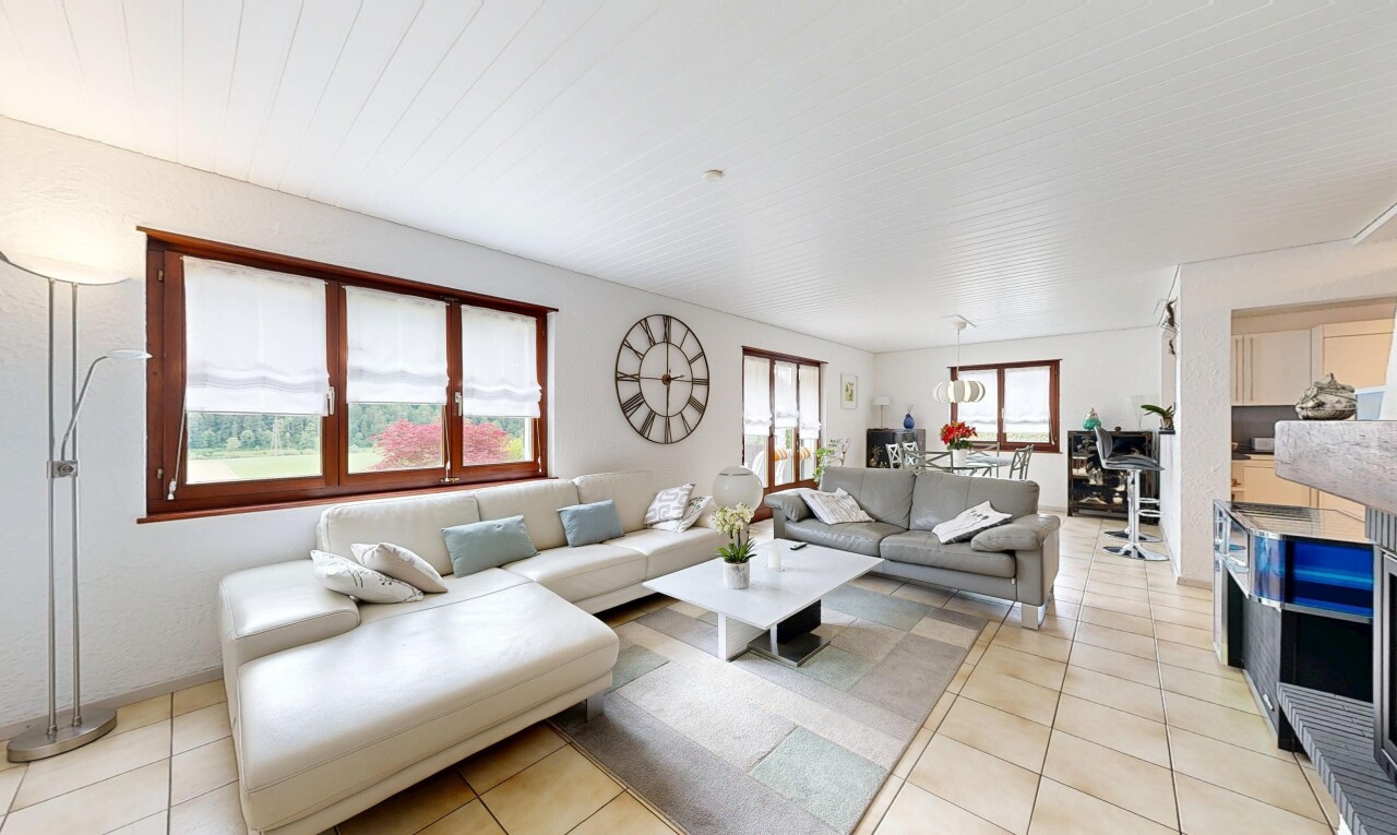 salon avec inside property, light floor, natural light, lumière naturelle, et tile floor