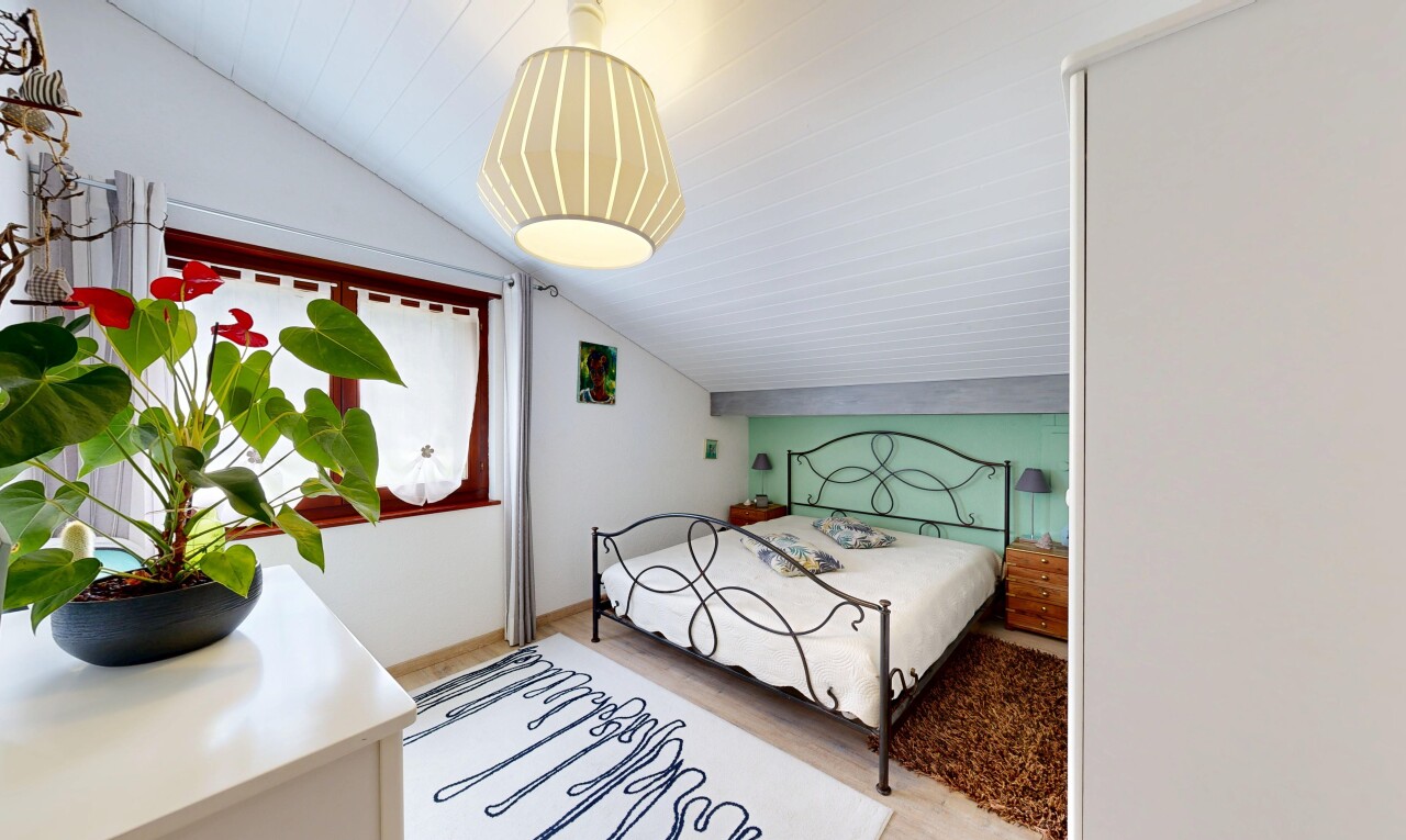 chambre avec natural light, lumière naturelle, vaulted ceiling, plafond voûté, et low ceiling