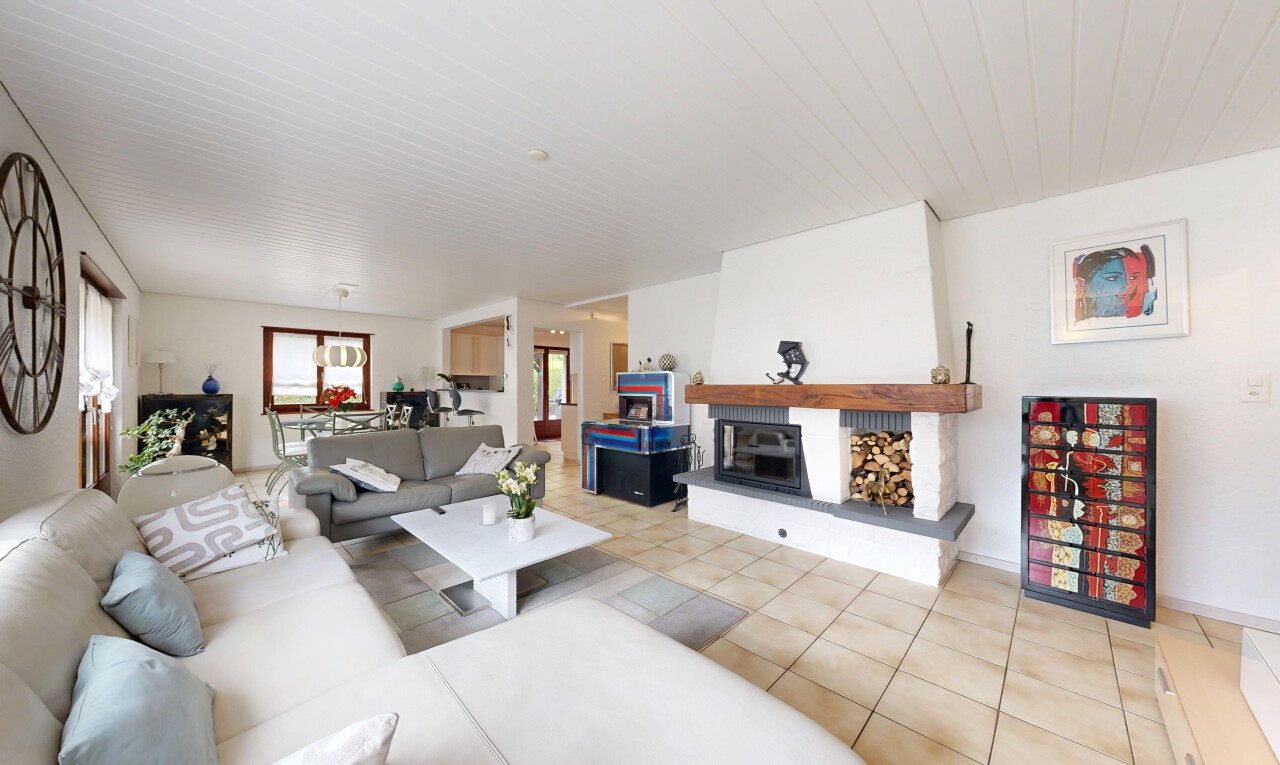 salon avec natural light, lumière naturelle, inside property, cheminée, et drywall
