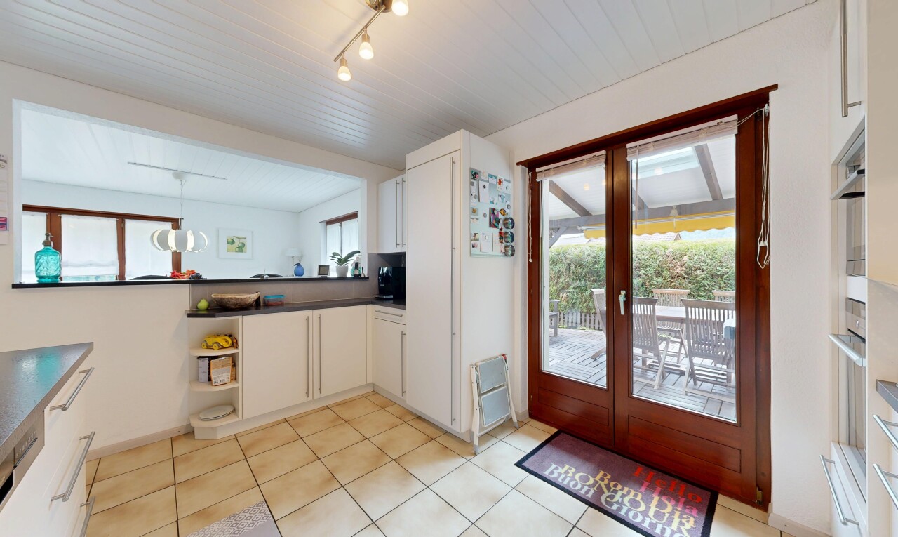 cuisine avec dark countertops, plans de travail, light floor, white cabinets, et armoires blanches