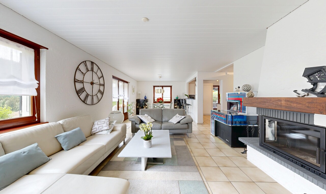 salon avec cheminée, tile floor, sol en carrelage, drywall, et cloison sèche