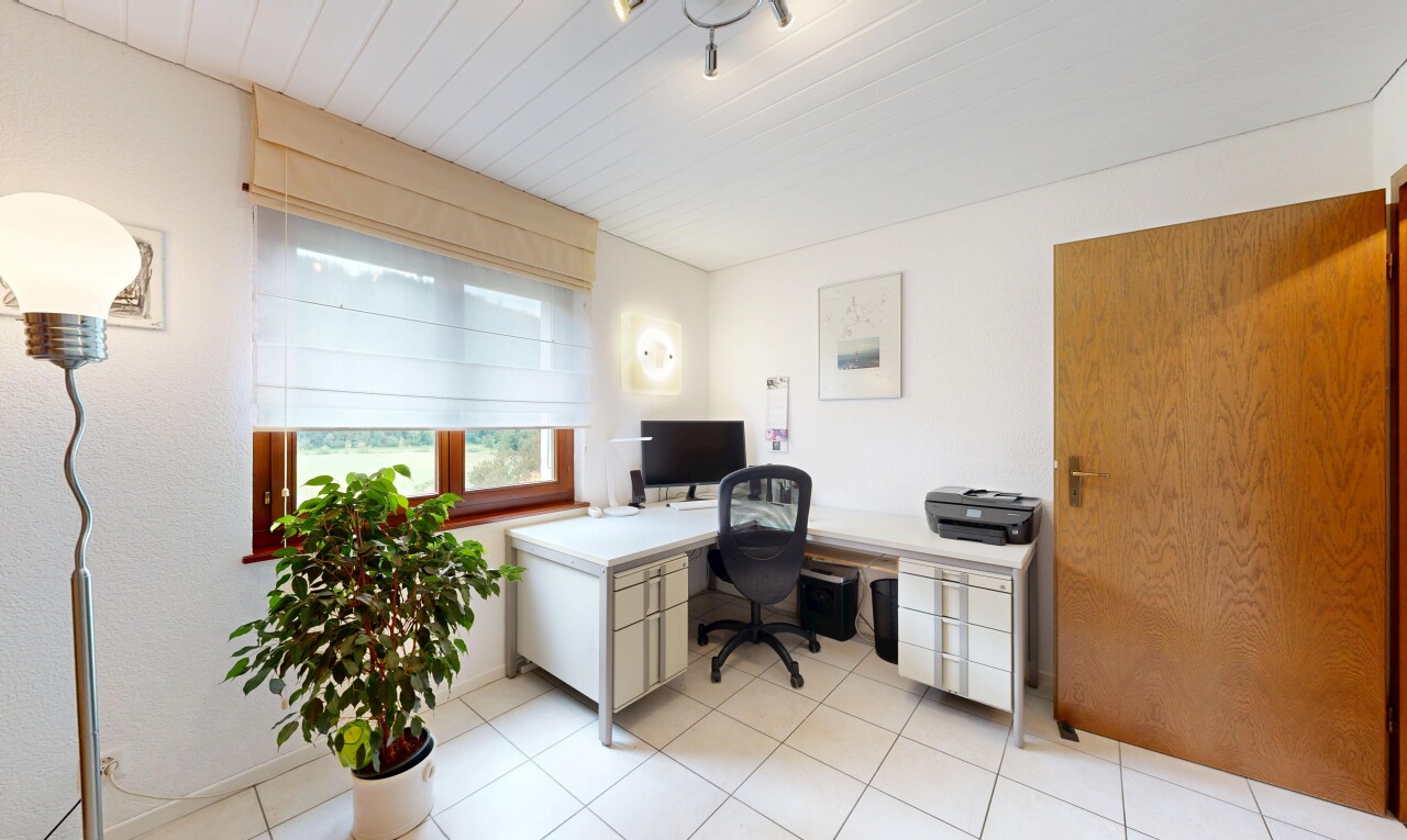 bureau avec light floor, lumière naturelle, natural light, espace bureau, et télévision