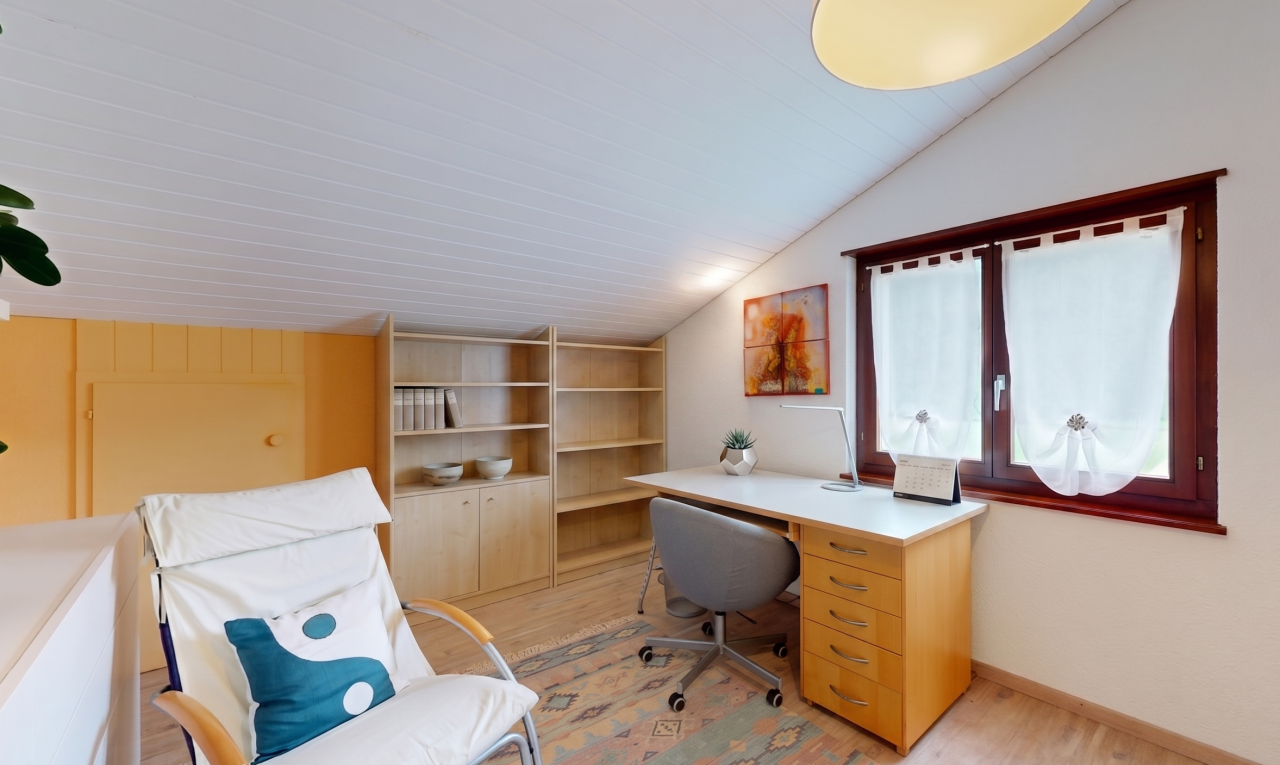 bureau avec lumière naturelle, natural light, plafond voûté, vaulted ceiling, et sol en finition bois