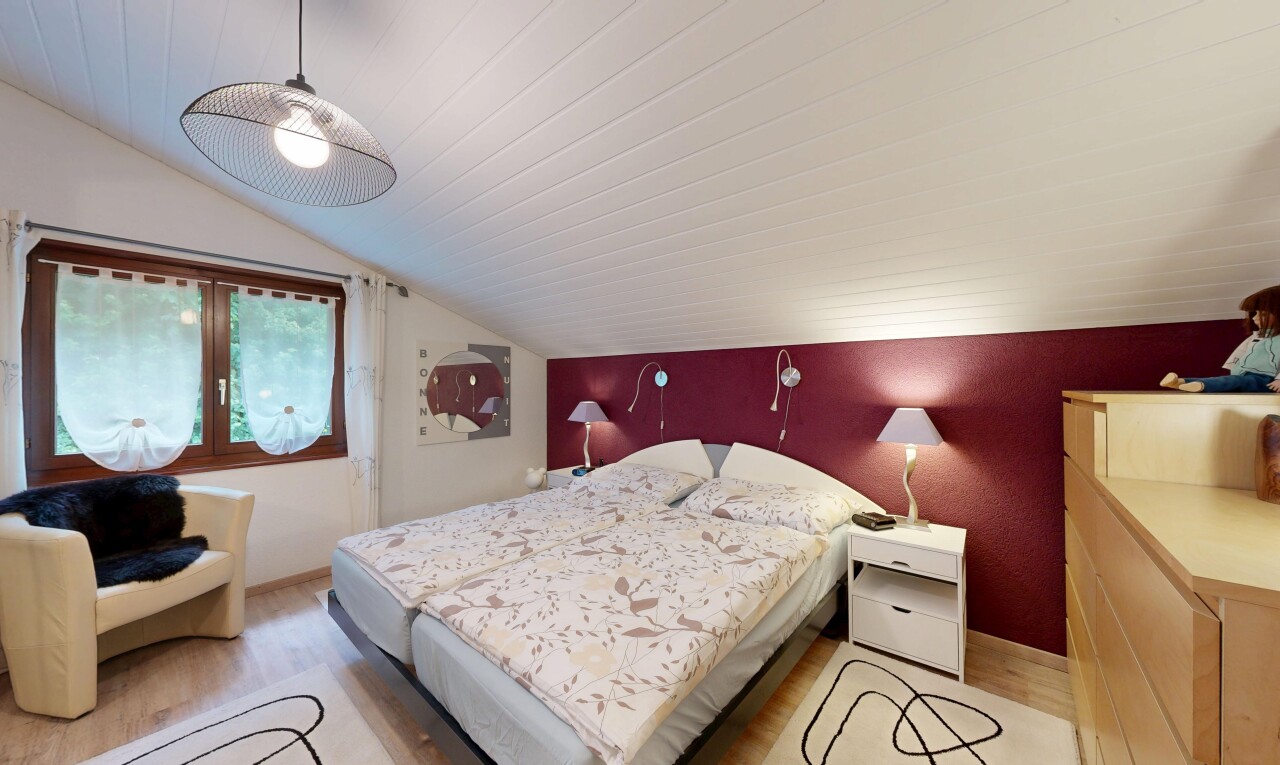 chambre avec pièce supplémentaire, natural light, lumière naturelle, wood finish floor, et sol en finition bois