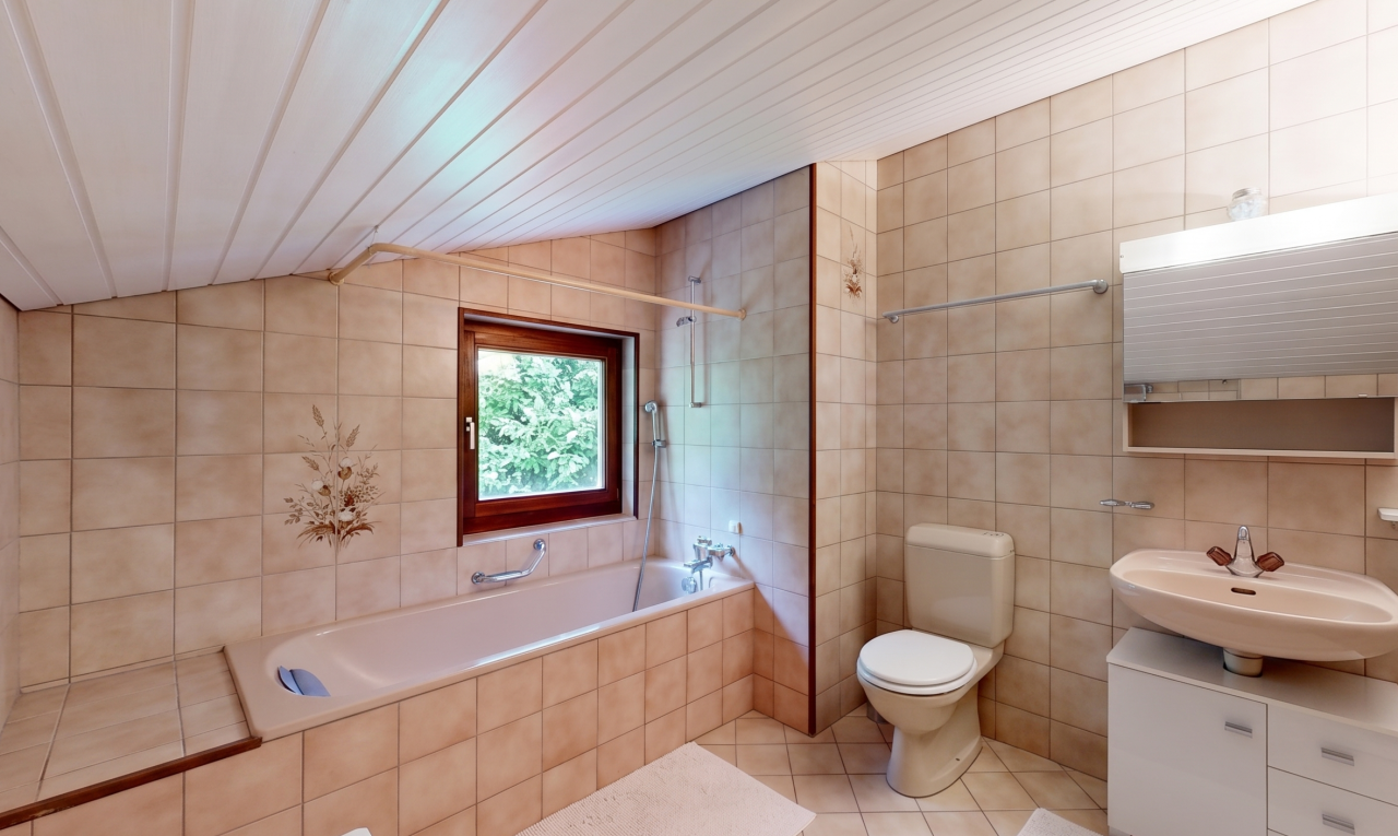 salle de bains avec mur en carrelage, tile wall, salle de bain complète, miroir, et tile floor