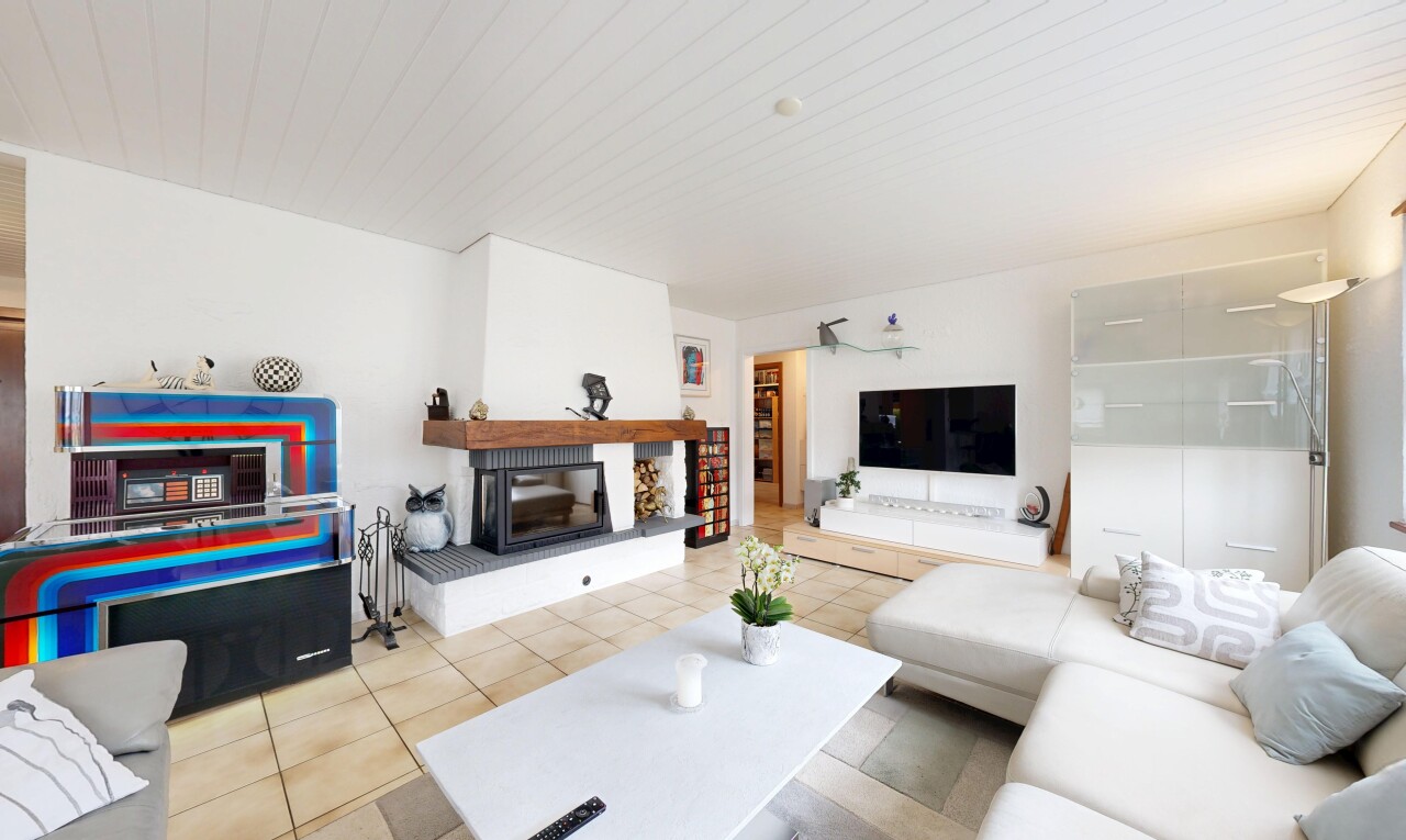 salon avec inside property, drywall, cloison sèche, télévision, et light floor