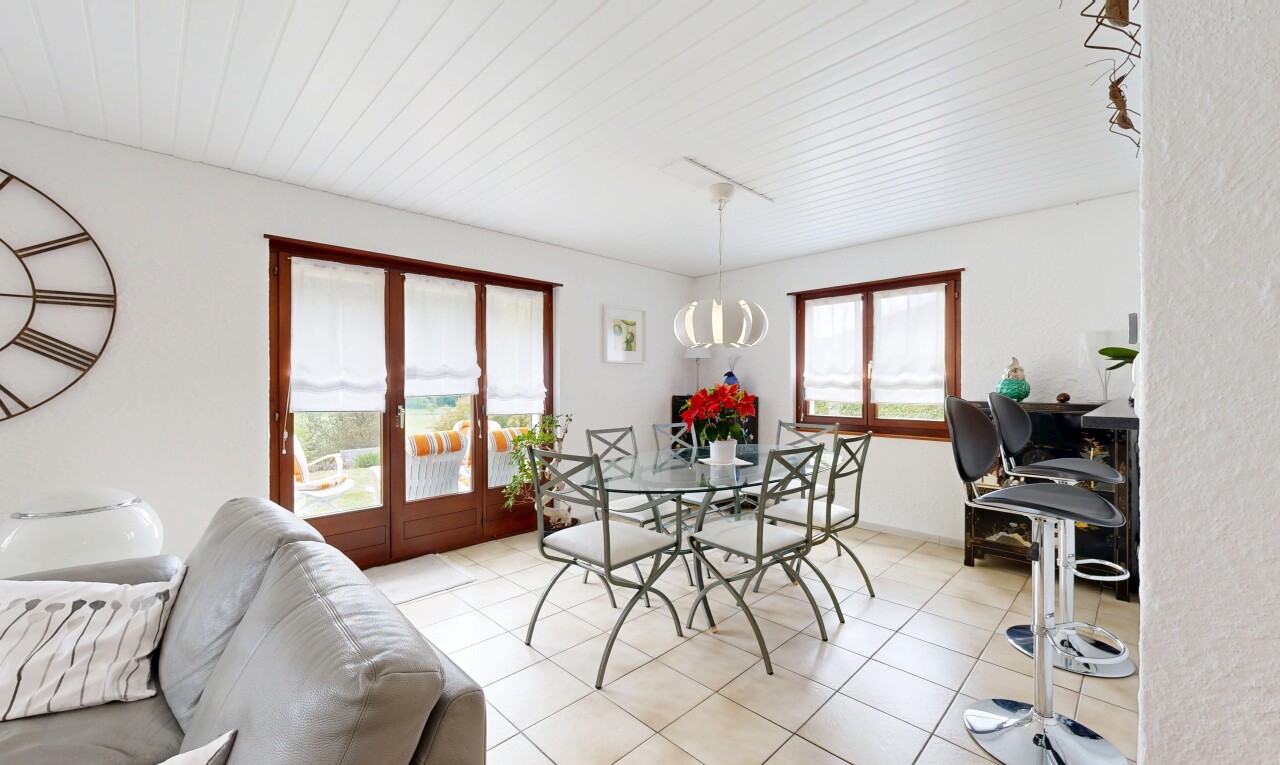 salon / salle à manger avec inside property, natural light, lumière naturelle, tile floor, et sol en carrelage
