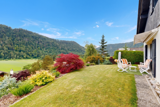 jardin avec from property, pelouse, vue sur la montagne, mountain view, et day time