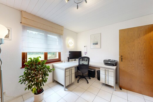 bureau avec light floor, lumière naturelle, natural light, espace bureau, et télévision