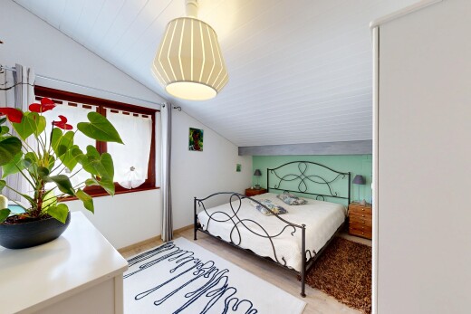chambre avec natural light, lumière naturelle, vaulted ceiling, plafond voûté, et low ceiling