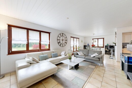 salon avec inside property, light floor, natural light, lumière naturelle, et tile floor
