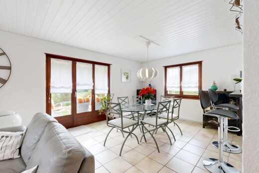 salon / salle à manger avec inside property, natural light, lumière naturelle, tile floor, et sol en carrelage