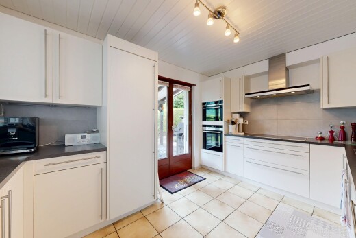 cuisine avec plans de travail, dark countertops, hotte, light floor, et inside property