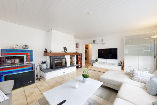 salon avec inside property, drywall, cloison sèche, télévision, et light floor