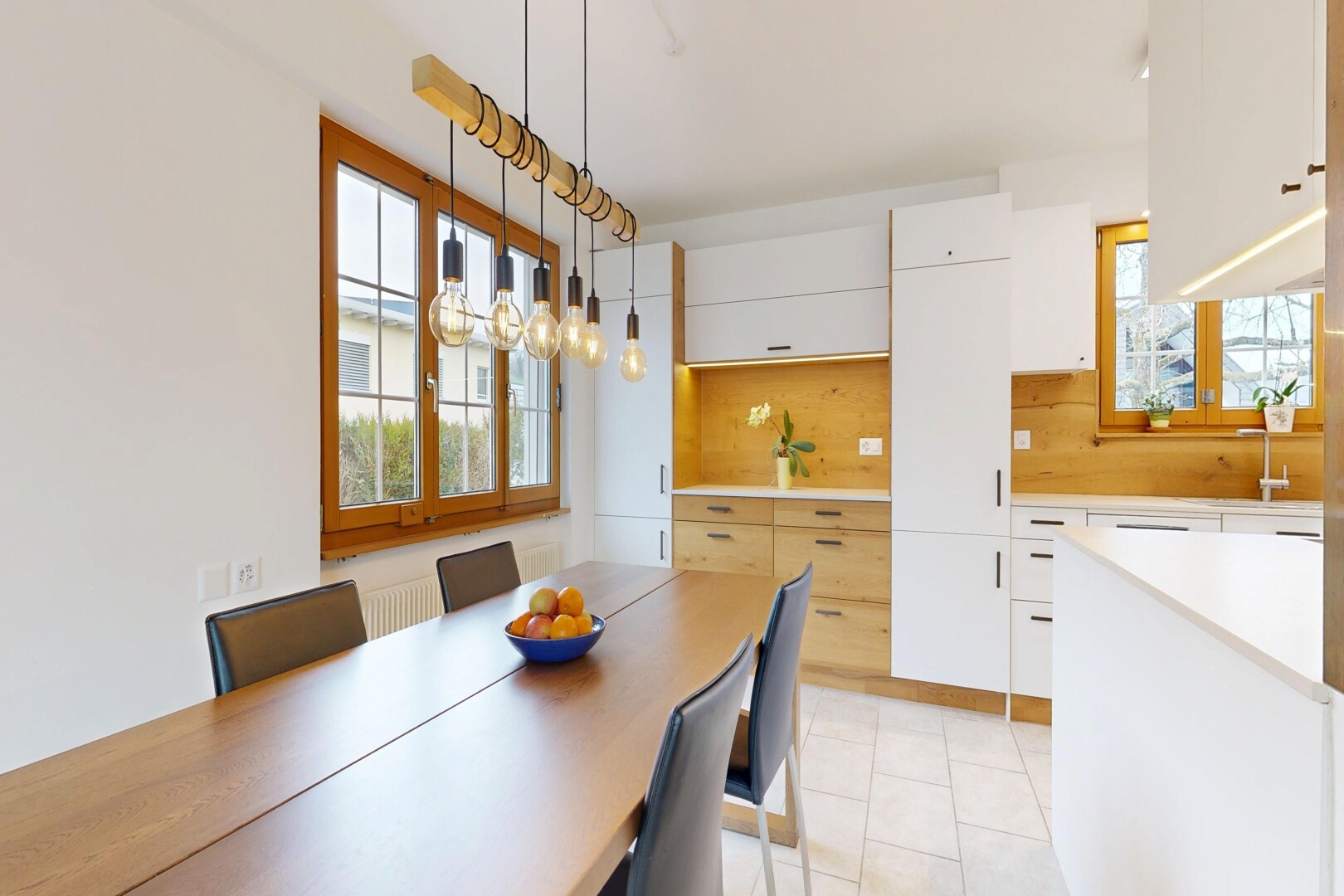 salle à manger avec inside property, light floor, drywall, cloison sèche, et natural light