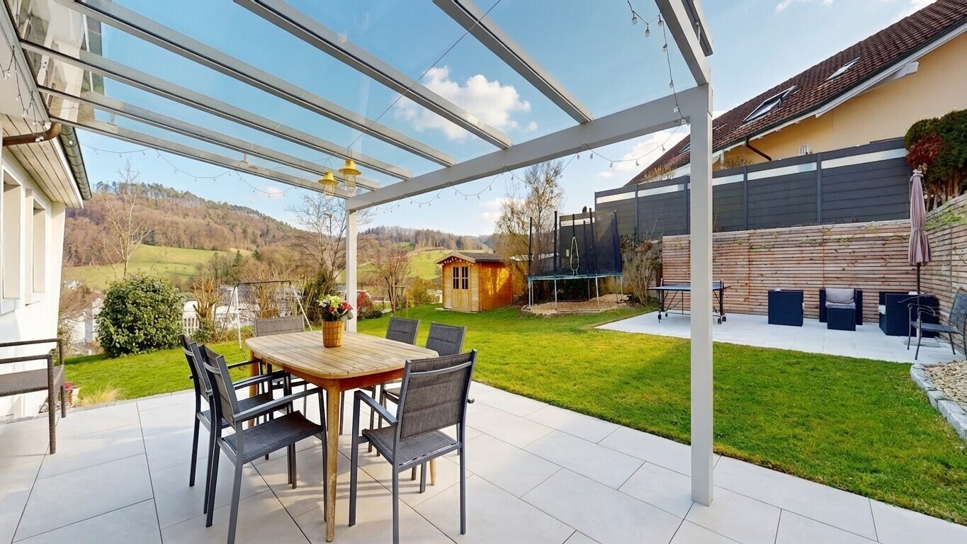 terrasse avec trampoline, pelouse, abri, structure extérieure, et clôture