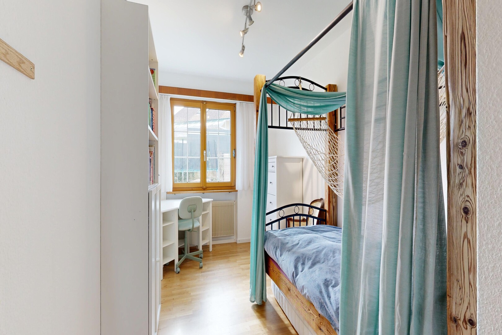 chambre avec inside property, sol en finition bois, wood finish floor, cloison sèche, et drywall