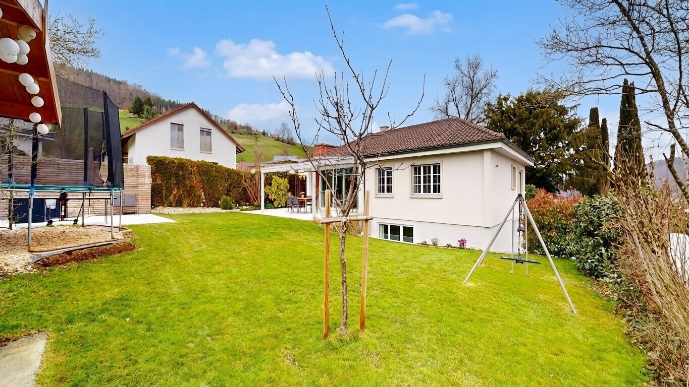 façade avec trampoline, terrasse, from property, pelouse, et day time