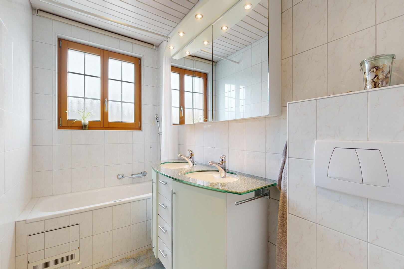 salle de bains avec mur en carrelage, tile wall, salle de bain complète, bain, et inside property