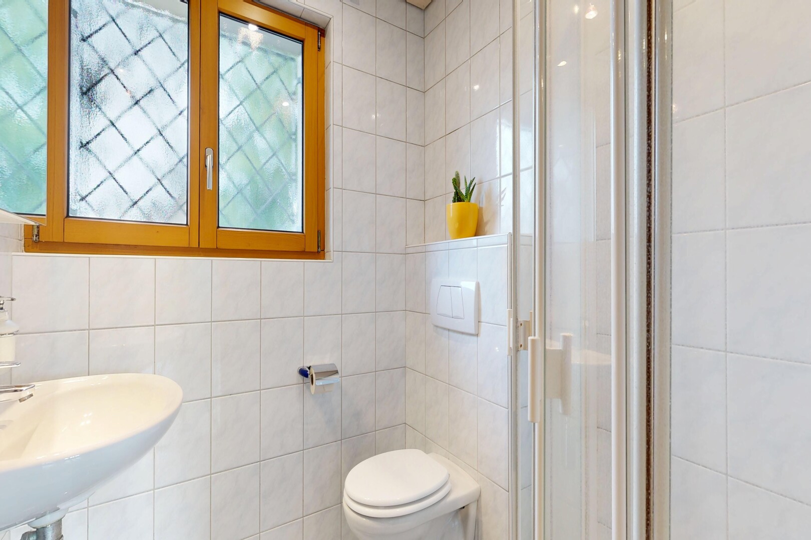 salle de bains avec toilette, tile wall, mur en carrelage, salle de bain complète, et douche