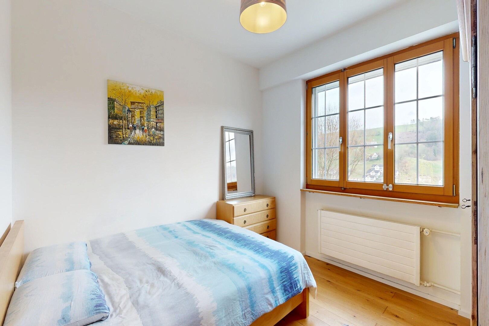 chambre avec radiateur, sol en finition bois, wood finish floor, cloison sèche, et drywall