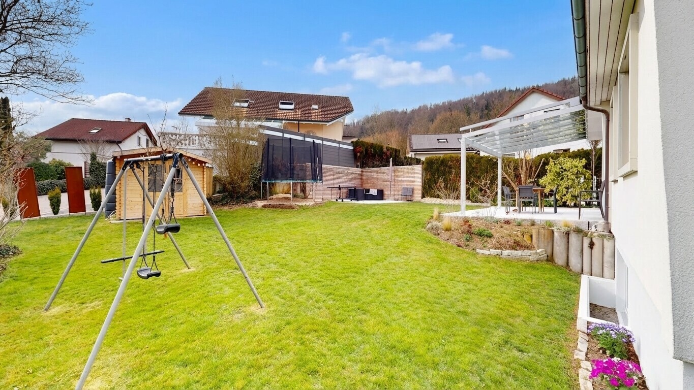 jardin avec aire de jeux, trampoline, from property, pelouse, et clôture