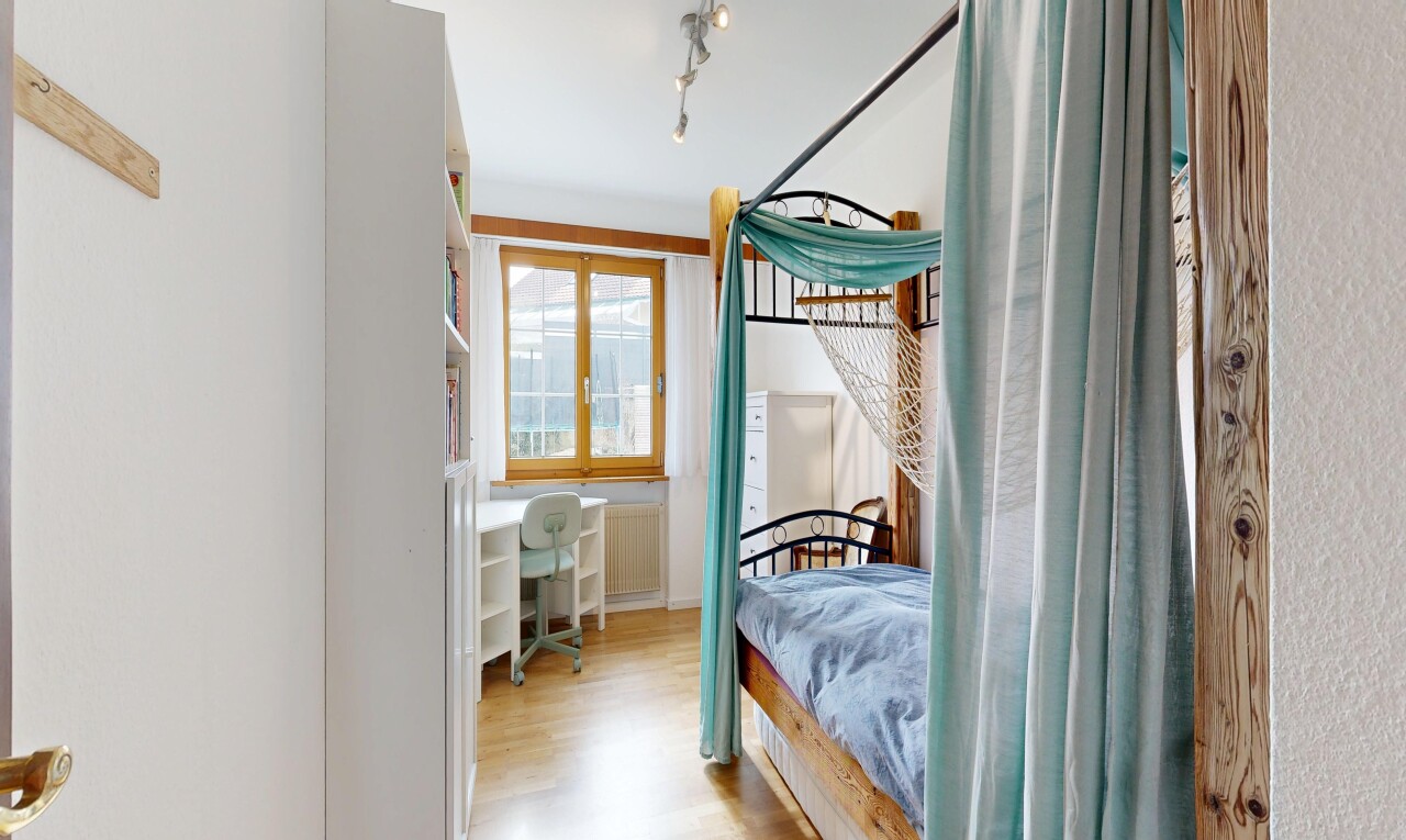 chambre avec inside property, sol en finition bois, wood finish floor, cloison sèche, et drywall