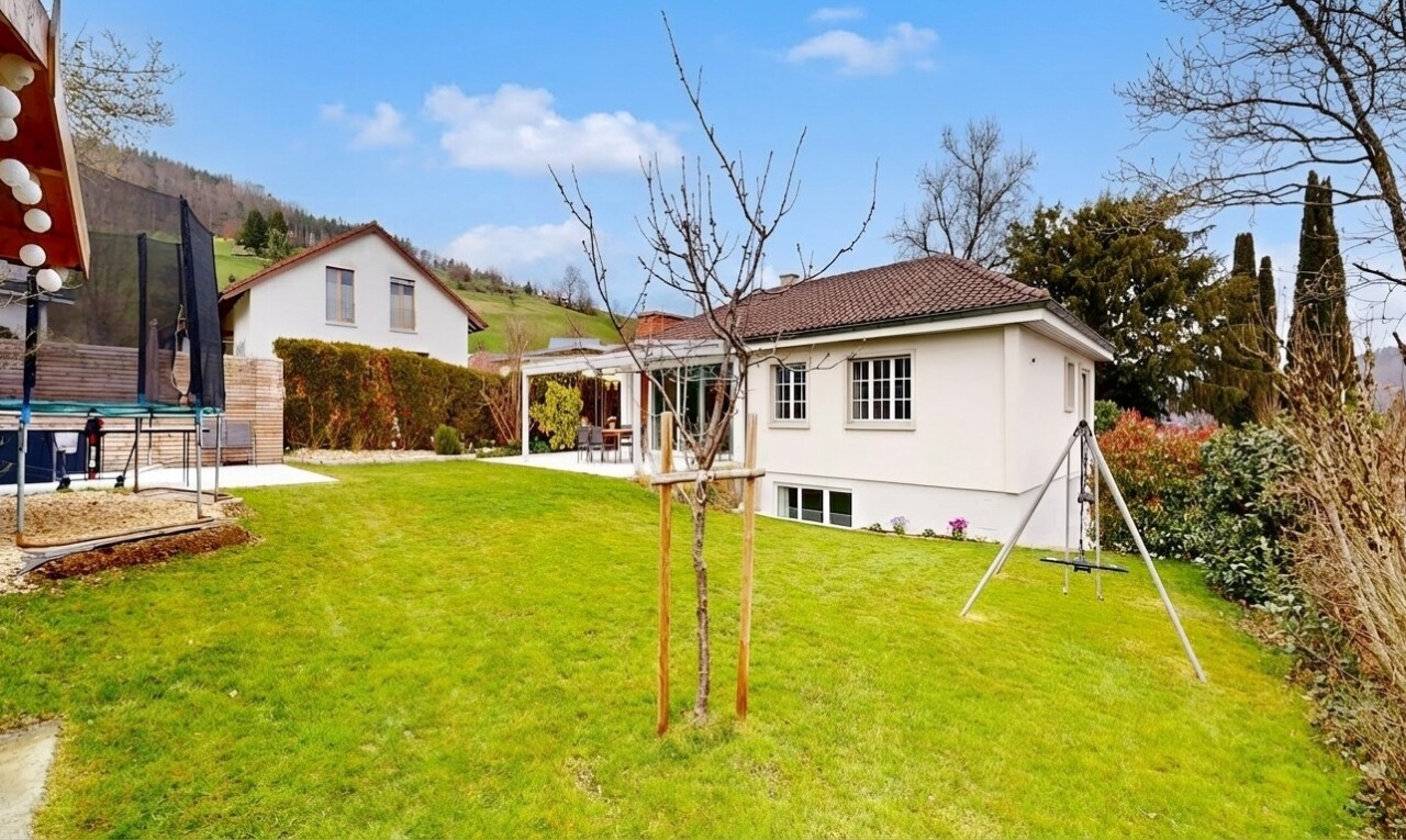 façade avec trampoline, terrasse, from property, pelouse, et day time