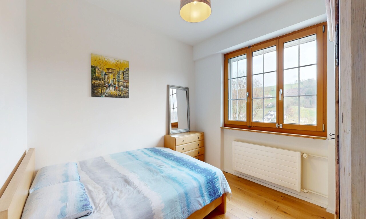 chambre avec radiateur, sol en finition bois, wood finish floor, cloison sèche, et drywall