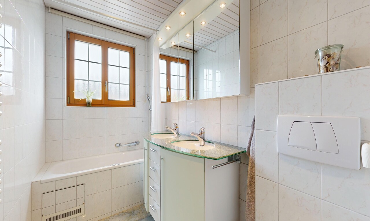 salle de bains avec mur en carrelage, tile wall, salle de bain complète, bain, et inside property