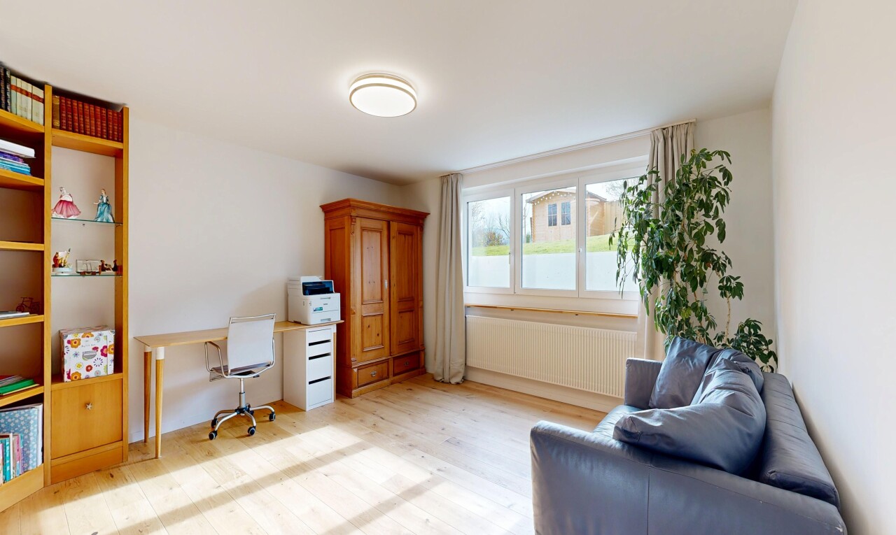 bureau avec espace bureau, sol en finition bois, wood finish floor, inside property, et lumière naturelle