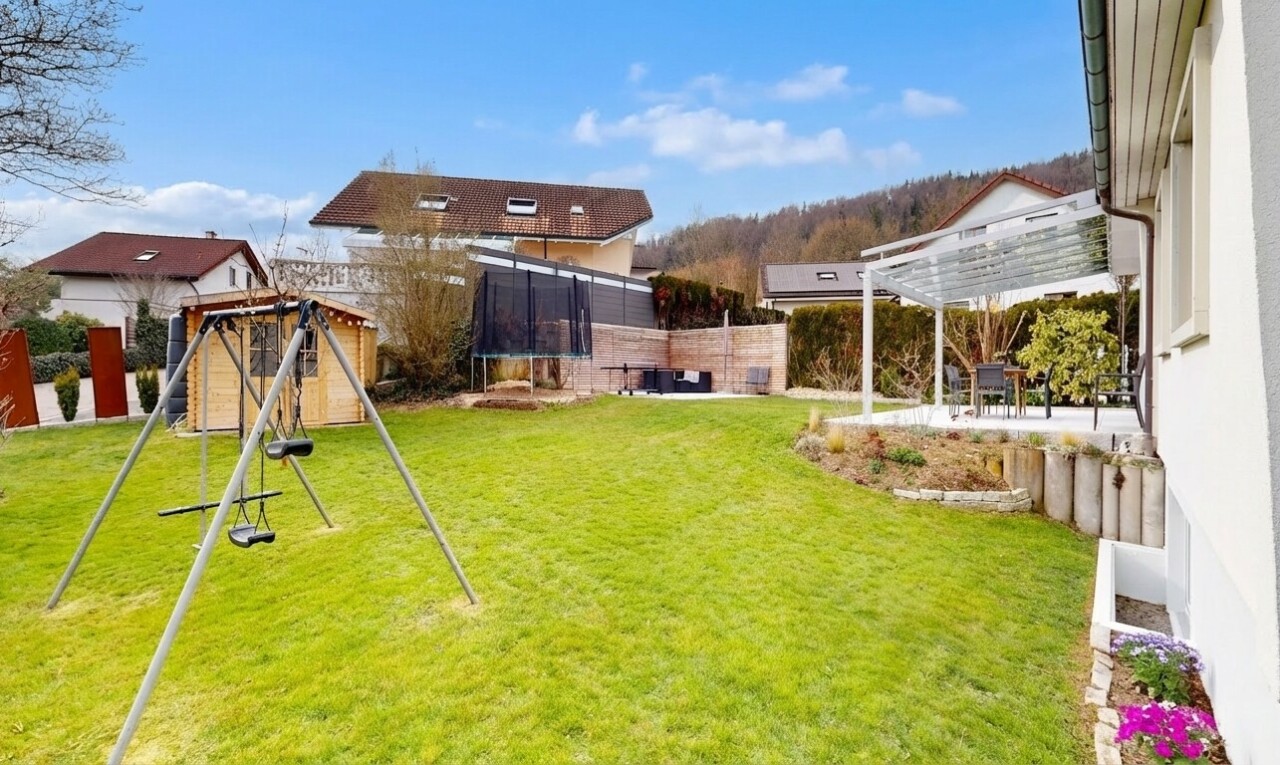 jardin avec aire de jeux, trampoline, from property, pelouse, et clôture